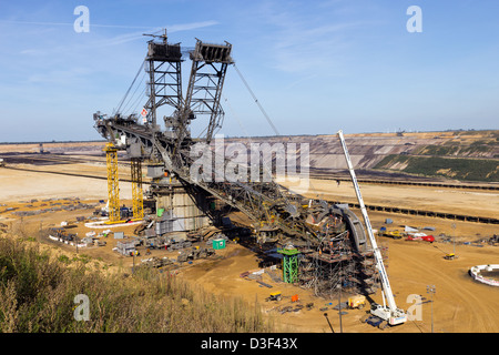 Große Schaufelradbagger wird in Garzweiler Braunkohle mine bauen. Köln, Deutschland Stockfoto