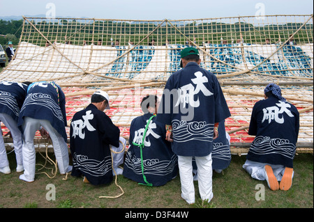 Team-Krawatten-Papier-Kite Haut Bambusrahmen in Vorbereitung auf die Sagami keine Otako Matsuri Riesen Drachenfest in Sagamihara, Japan Stockfoto