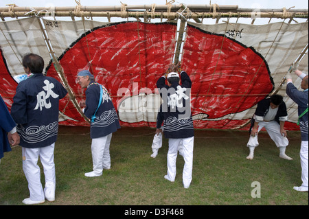 Team tragen Happi Mäntel halten Sie Papier und Bambus kite für Montage an Sagami kein Otako Matsuri Riesen Kite Festival in Japan Stockfoto