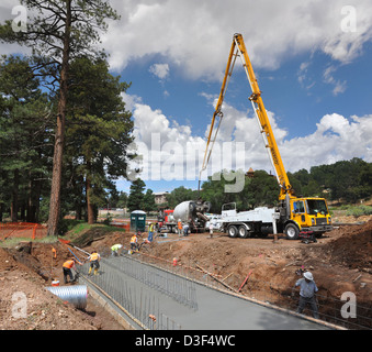 Ein Foto zeigt den Bau des Grand Canyon Railway Depot Area, ein wichtiger Verkehrsknotenpunkt für Besucher des Grand Canyon National Park. Das Depot spielt eine Schlüsselrolle im Tourismus und beim Zugang zum Südrand. Stockfoto