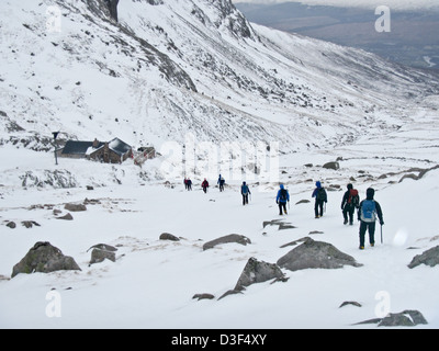 Ein Team von Bergsteiger zurück zu Charles Inglis Clark (C.I.C) Hütte im Winter an der Nordwand des Ben Nevis Schottland Stockfoto