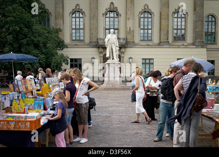 Berlin, Deutschland, Sonntaeglicher Buch Flohmarkt auf dem Gelände der Humboldt-Universität Stockfoto