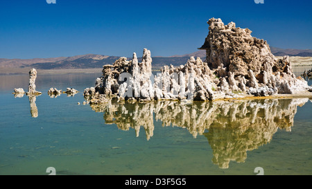 Reflexion über die Kalkstein-Formationen in Mono Lake, Kalifornien Stockfoto