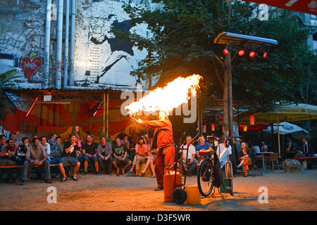 Berlin, Deutschland, die Feuershow Pyrofessor Mr Logo Lard Abend bei Tacheles Stockfoto