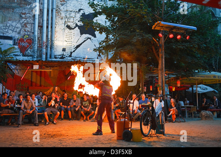 Berlin, Deutschland, die Feuershow Pyrofessor Mr Logo Lard Abend bei Tacheles Stockfoto