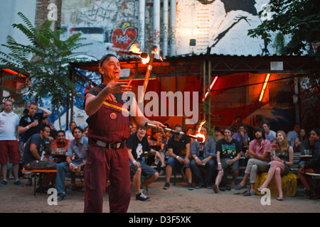 Berlin, Deutschland, die Feuershow Pyrofessor Mr Logo Lard Abend bei Tacheles Stockfoto