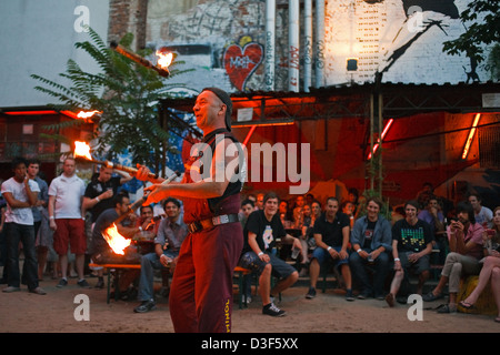 Berlin, Deutschland, die Feuershow Pyrofessor Mr Logo Lard Abend bei Tacheles Stockfoto