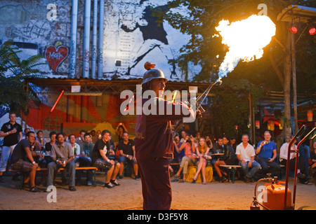 Berlin, Deutschland, die Feuershow Pyrofessor Mr Logo Lard Abend bei Tacheles Stockfoto