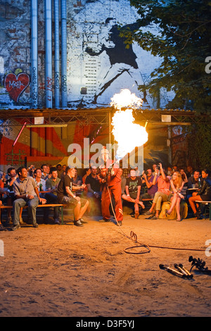 Berlin, Deutschland, die Feuershow Pyrofessor Mr Logo Lard Abend bei Tacheles Stockfoto