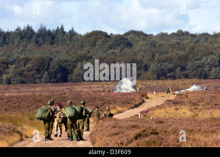 Fallschirmjäger aus verschiedenen NATO-Staaten während der Operation Market Garden Denkmal 2012. Ede, Niederlande Stockfoto