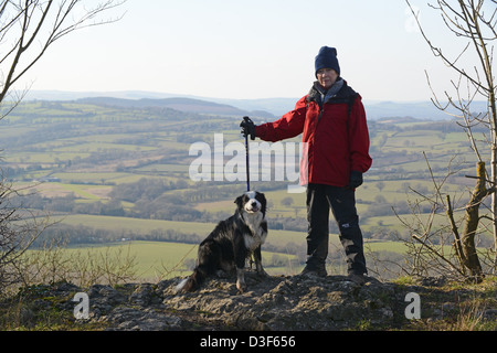 Walker mit Hund auf Wenlock Edge Shropshire UK. Hunde Hund Wandern Spaziergänge Spaziergang Freizeit Übung Großbritannien Stockfoto