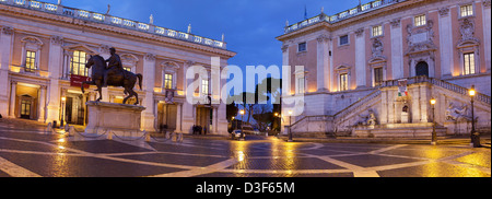 Piazza del Campidoglio auf Kapitolinischen Hügel, mit der Fassade des Palazzo Senatorio und die Nachbildung der Pferdesport St. Stockfoto