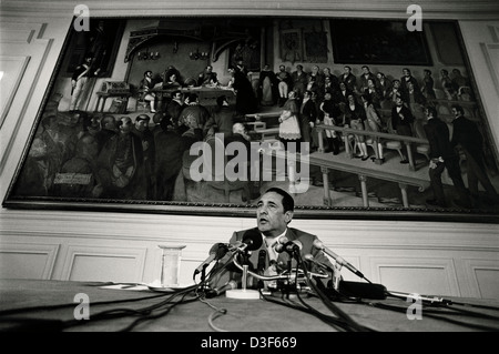 EL SALVADOR, März 1982: Präsident José Napoleón Duarte Fuentes eine Pressekonferenz geben, kurz bevor er macht verloren. Stockfoto