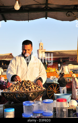 Street Food vendor verkaufen gedämpft Schnecken, am Jemaa El Fna, dem berühmten Platz in Marrakesch, Marokko Stockfoto