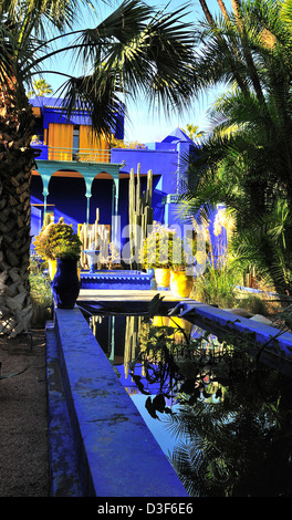 Lebendige Farben Kakteen Töpfe und Hauswänden an Majorelle Garten (Jardin Majorelle) im Wasser wider. Marrakesch, Marokko Stockfoto