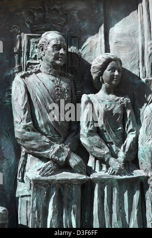 Madrid Spanien Figuren von König Juan Carlos und Königin Sofia an der Tür der Kathedrale Catedral de Nuestra Señora De La Almudena Stockfoto