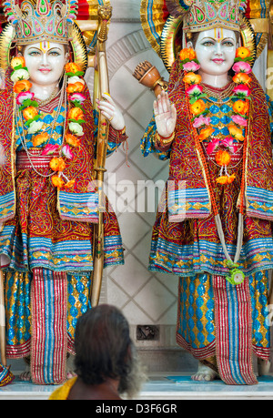 Hindu-Götter, Rama und Sita, mit Girlanden und bunten Kleidern im riesigen Hanuman Tempel in Karol Bagh, Neu Delhi, Indien. Stockfoto