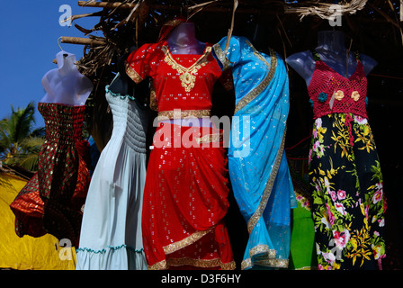 Goa-Flohmarkt in Anjuna Beach.Colorful Frauen Kleider für Verkauf Goa, Indien Stockfoto