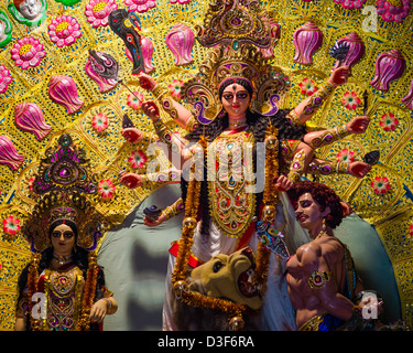 Göttin Durga, ein modernes Display, Pandals, während des hinduistischen Festivals von Durga Puja, Kolkata, Indien. Stockfoto