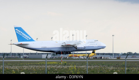 Leipzig, Deutschland, durch Frachtflugzeug Antonov am start Stockfoto