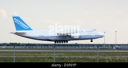 Leipzig, Deutschland, durch Frachtflugzeug Antonov am start Stockfoto