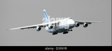 Leipzig, Deutschland, durch Frachtflugzeug Antonov am start Stockfoto