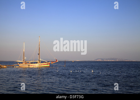Boot in den Hafen von Marseillan, Teich von Thau, Languedoc Roussillon, Frankreich Stockfoto