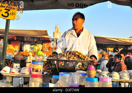 Street Food Verkäufer Verkauf dampfenden Schnecken in der weltberühmten Jemaa el fna Platz Marrakesch, Marokko Stockfoto
