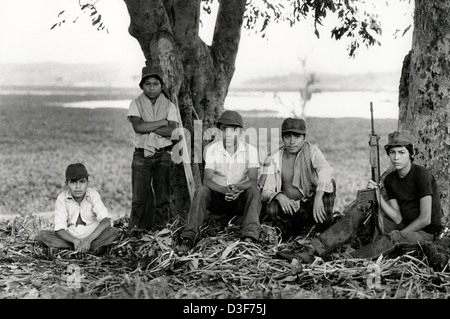 AN, EL SALVADOR, FEB 1984: - innerhalb der FPL-Guerilla Zones of Control - eine Gruppe von jungen Freiwilligen in des FPL Volksmiliz. Stockfoto