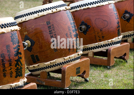 Eine Reihe von traditionellen Odaiko japanische Holztrommeln mit Kanji-Zeichen schreiben Sie für feste genutzt. Stockfoto