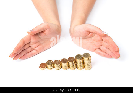 Womens Arme um Spalten der Münzen auf einer weißen Stockfoto