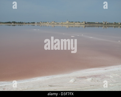 Panoramablick von der mittelalterlichen Stadt von Aigues-Mortes aus Les Salins du Midi, Aigues-Mortes, Camargue, Frankreich Stockfoto