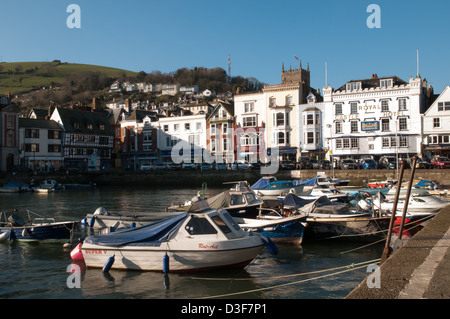 Dartmouth Boot schwimmen mit Blick auf das Schlosshotel und Altstadt mit Boote vertäut am Kai an einem sonnigen Tag Stockfoto