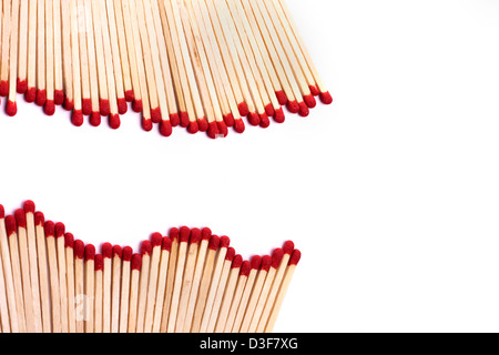 Nahaufnahme einer Reihe von Matches mit Rote Köpfe auf einem weißen Hintergrund. Stockfoto