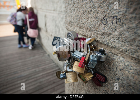 "Liebesschlösser" werden an verschiedenen Teilen der Brooklyn Bridge in New York gesehen. Stockfoto