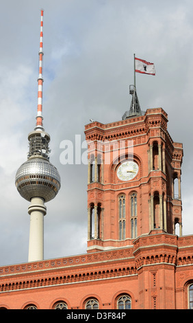 Rotes Rathaus (Rotes Rathaus) und Fernsehturm in Berlin, Deutschland Stockfoto