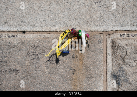 "Liebesschlösser" werden an verschiedenen Teilen der Brooklyn Bridge in New York gesehen. Stockfoto