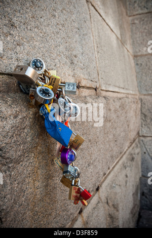 "Liebesschlösser" werden an verschiedenen Teilen der Brooklyn Bridge in New York gesehen. Stockfoto