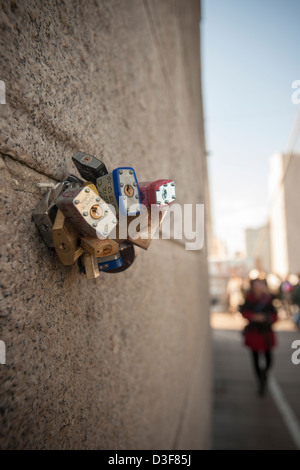 "Liebesschlösser" werden an verschiedenen Teilen der Brooklyn Bridge in New York gesehen. Stockfoto