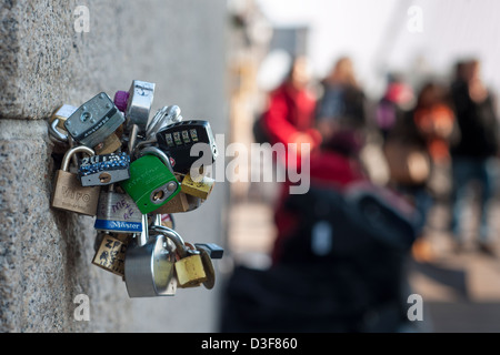 "Liebesschlösser" werden an verschiedenen Teilen der Brooklyn Bridge in New York gesehen. Stockfoto