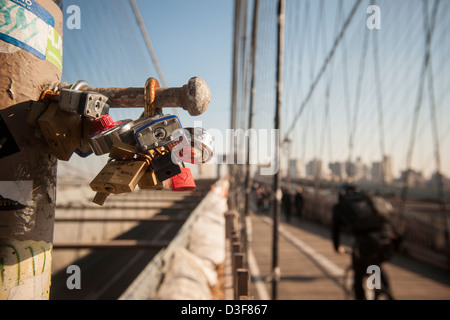 "Liebesschlösser" werden an verschiedenen Teilen der Brooklyn Bridge in New York gesehen. Stockfoto