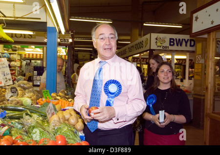 Der ehemalige konservative Parteichef - Michael Howard MP Kampagnen im Zentrum von Llanelli. Stockfoto