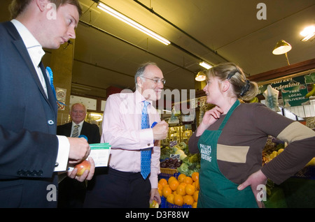 Der ehemalige konservative Parteichef - Michael Howard MP Kampagnen im Zentrum von Llanelli. Stockfoto