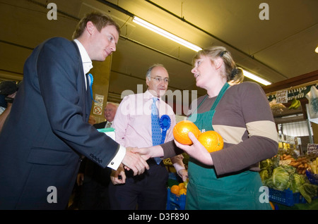 Der ehemalige konservative Parteichef - Michael Howard MP Kampagnen im Zentrum von Llanelli. Stockfoto