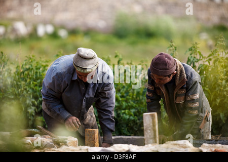 Zwei Männer arbeiten auf ein Bewässerungssystem im Ortsbild Ruinen Baalbek im Libanon Beqaa Tal. Stockfoto