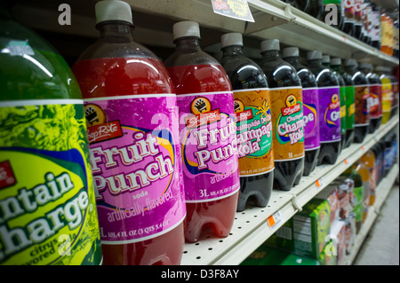 Drei-Liter-Flaschen Hausmarke Soda sind auf einem Supermarktregal in New York gesehen. Stockfoto