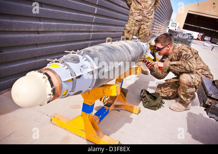 Ein US Air Force-Pilot inspiziert eine GBU-38-Bombe vor der Verladung auf ein Kampfflugzeug 11. Februar 2013 am Kandahar Flugplatz, Afghanistan. Stockfoto