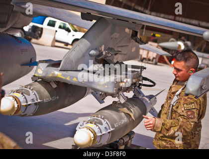 Ein US Air Force-Pilot inspiziert eine GBU-38-Bombe auf ein Kampfflugzeug geladen 11. Februar 2013 am Kandahar Flugplatz, Afghanistan. Stockfoto