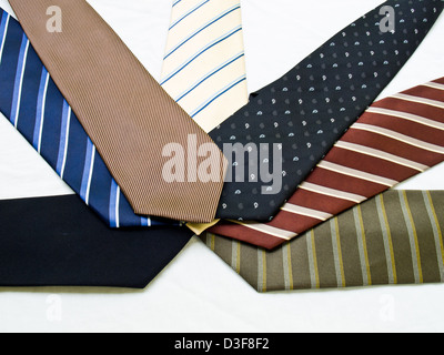 Bunte Krawatten isoliert auf weißem Hintergrund Stockfoto