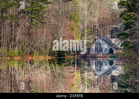 Die Ida Cason Memorial Chapel in Callaway Gardens, Pine Mountain, Georgia, wirft seine Spiegelung im See vor. Stockfoto